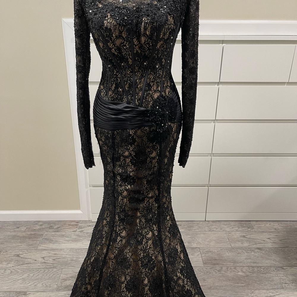 Elegant Black Lace Evening Gown